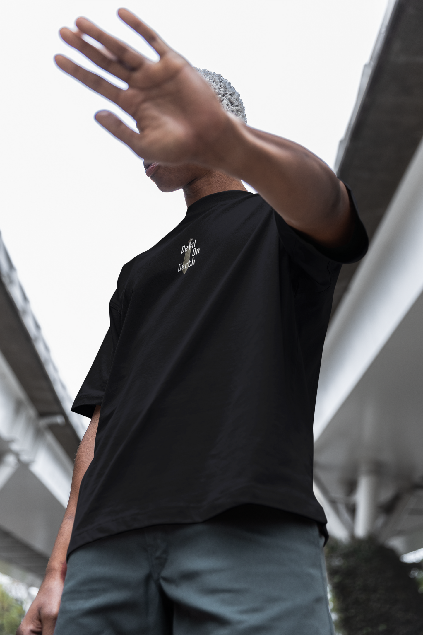 T-SHIRT OVERSIZE “DEVIL ON EARTH” – FRONT LOGO DROP