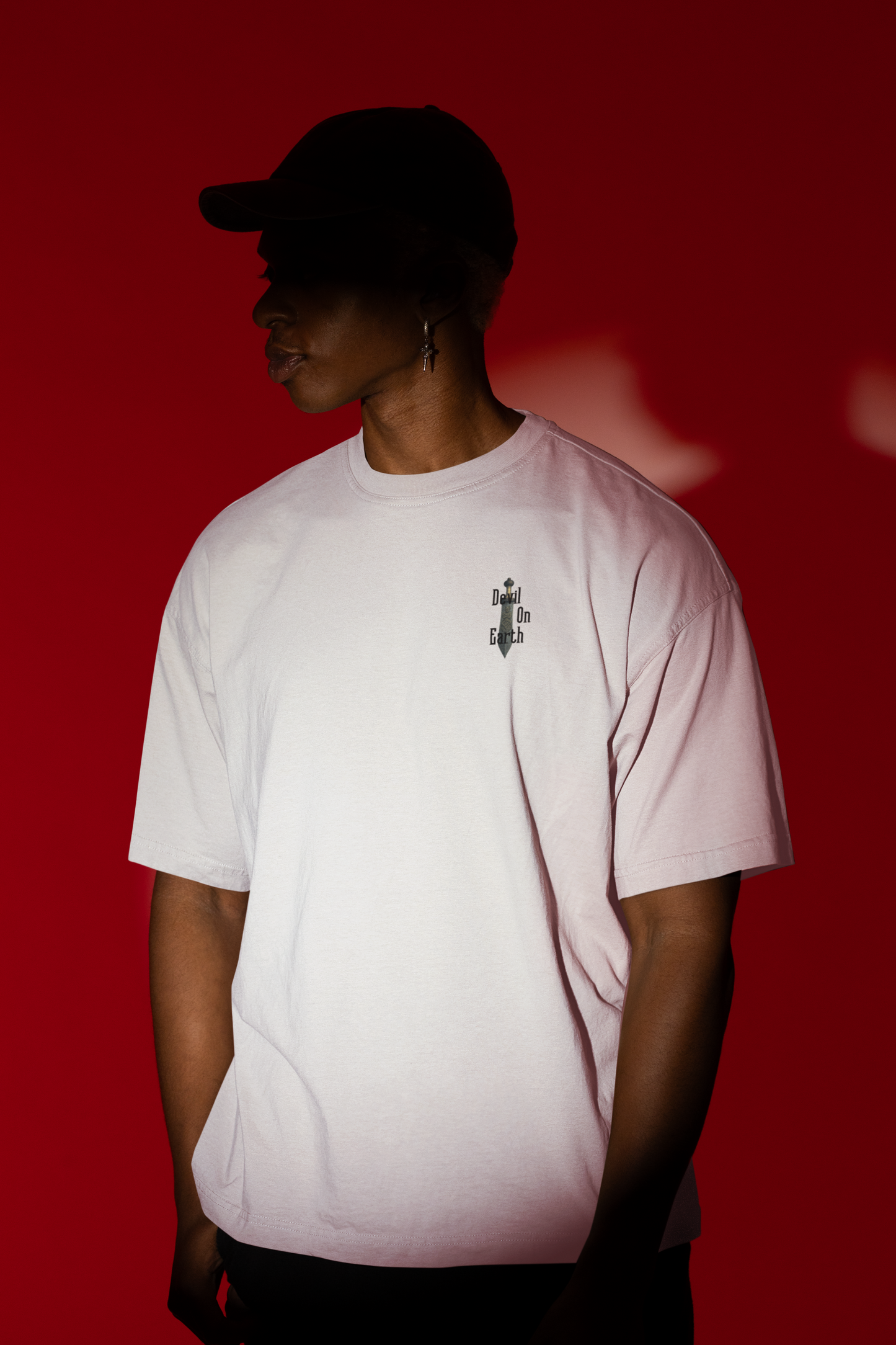 T-SHIRT OVERSIZE “DEVIL ON EARTH” – FRONT 🖤 LOGO DROP