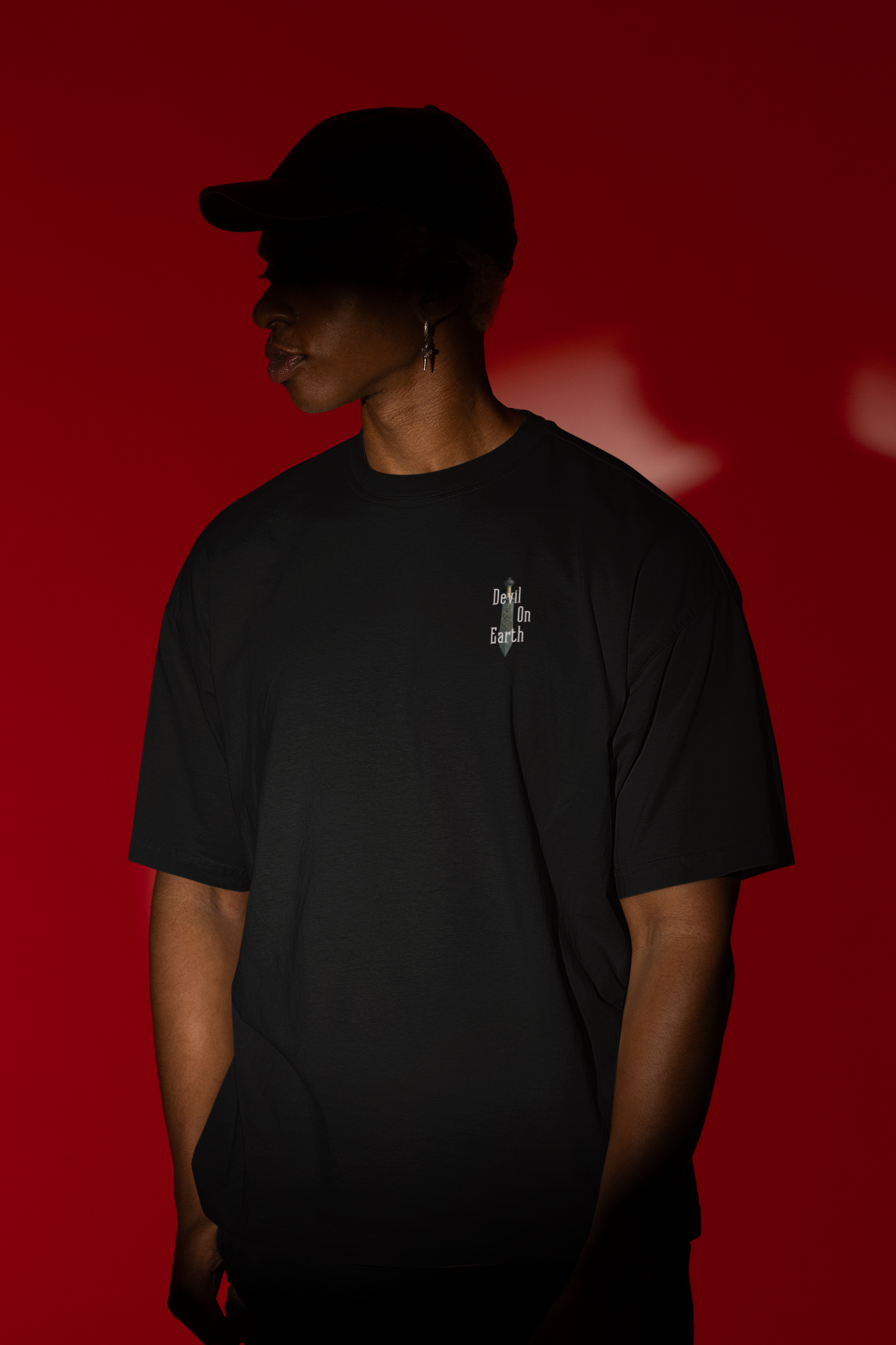 T-SHIRT OVERSIZE “DEVIL ON EARTH” – FRONT 🖤 LOGO DROP