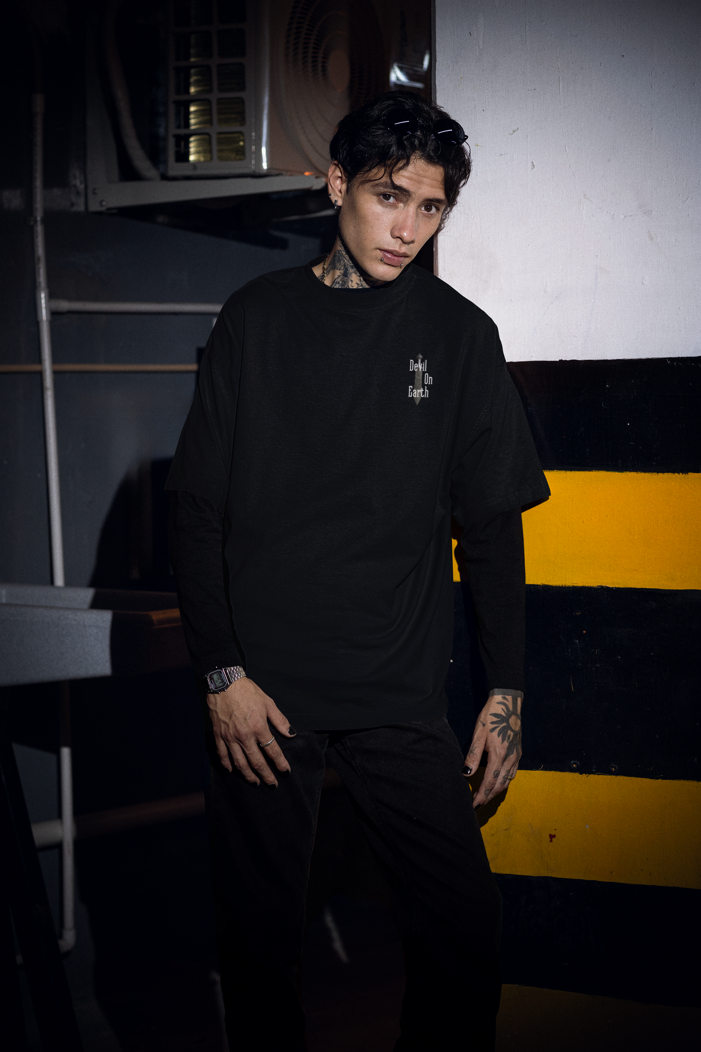 T-SHIRT OVERSIZE “DEVIL ON EARTH” – FRONT 🖤 LOGO DROP