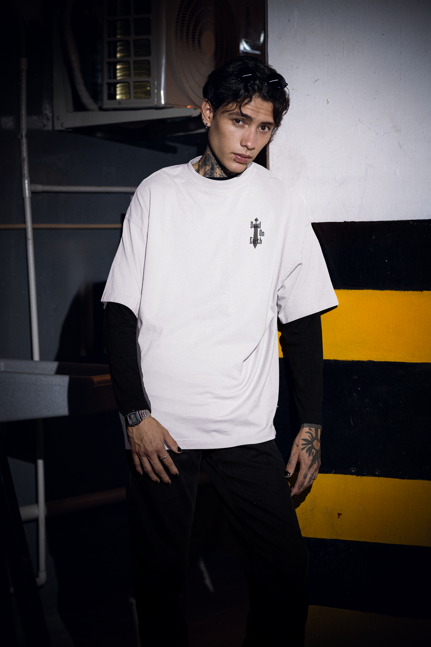 T-SHIRT OVERSIZE “DEVIL ON EARTH” – FRONT 🖤 LOGO DROP